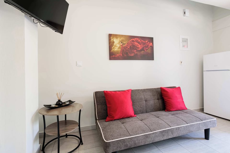 Bright Living Room with Comfortable Seating – A cheerful and cozy area to relax during your stay.