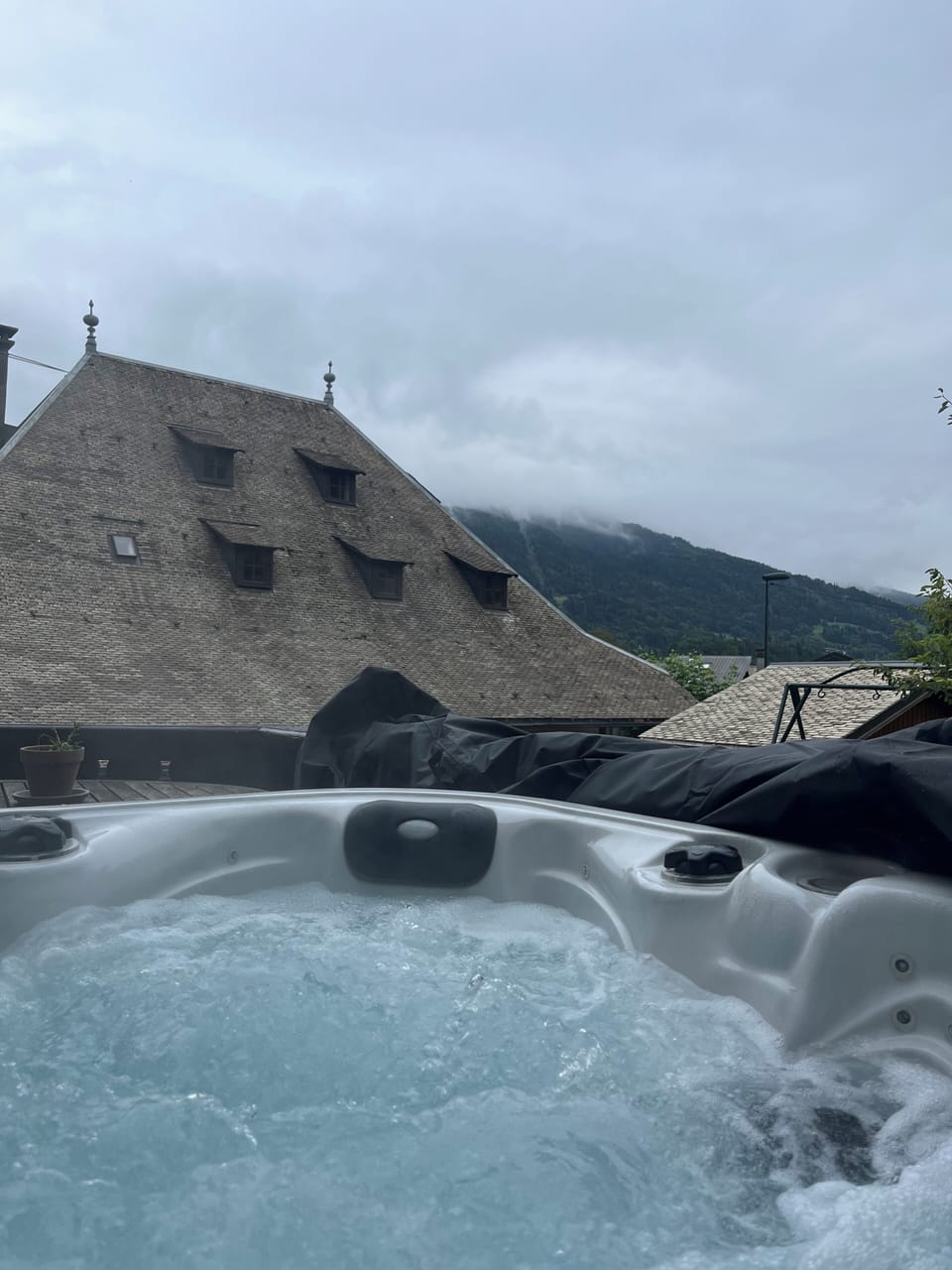 Outdoor spa tub
