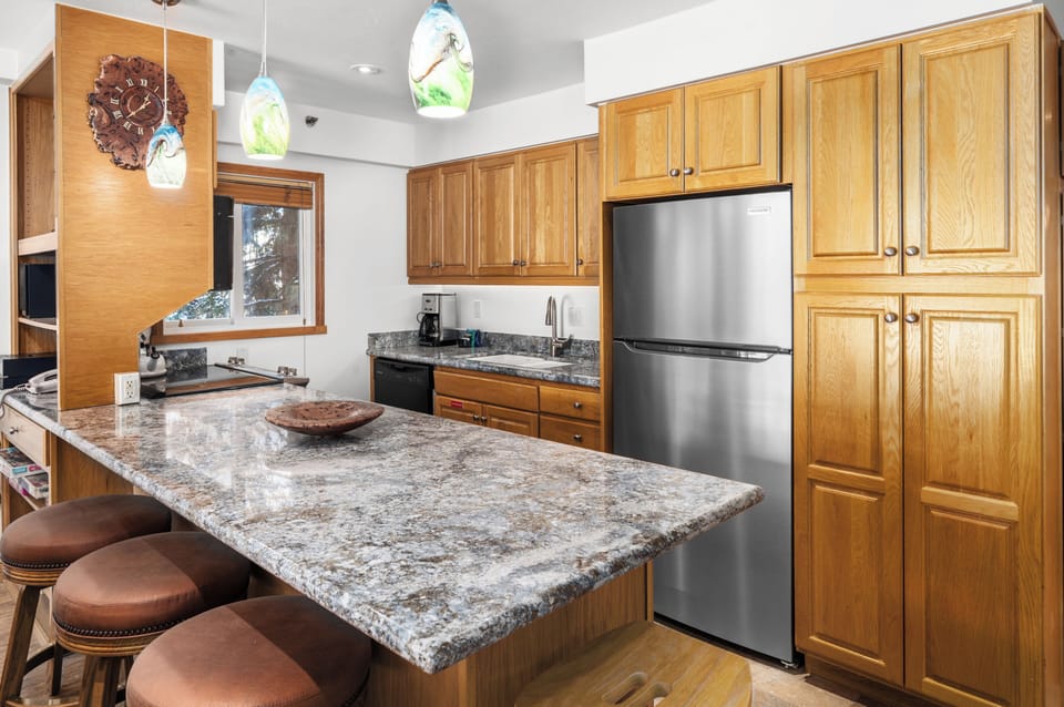 Kitchen Bar seating for 4 people