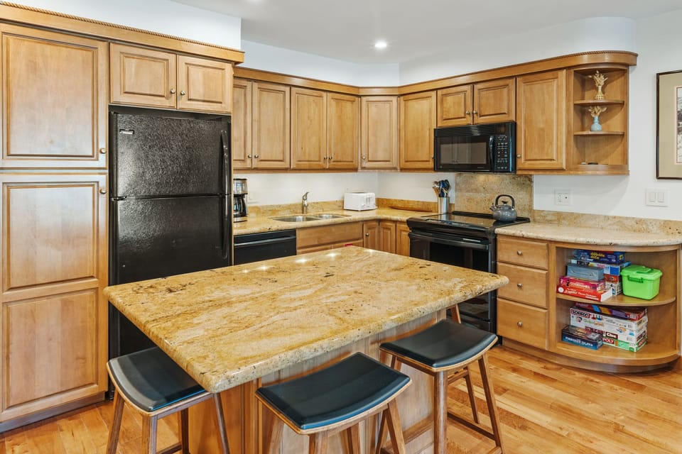 Island seating for 4 people, Matching black appliances
