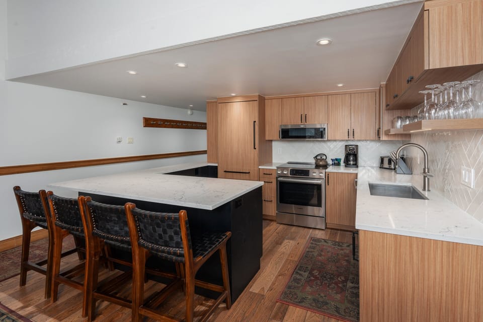 Freshly updated kitchen. Kitchen bar seating for 4 people.