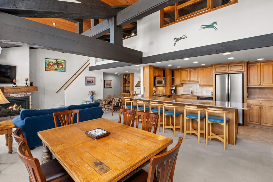 Dining Table with seats for 6 people.