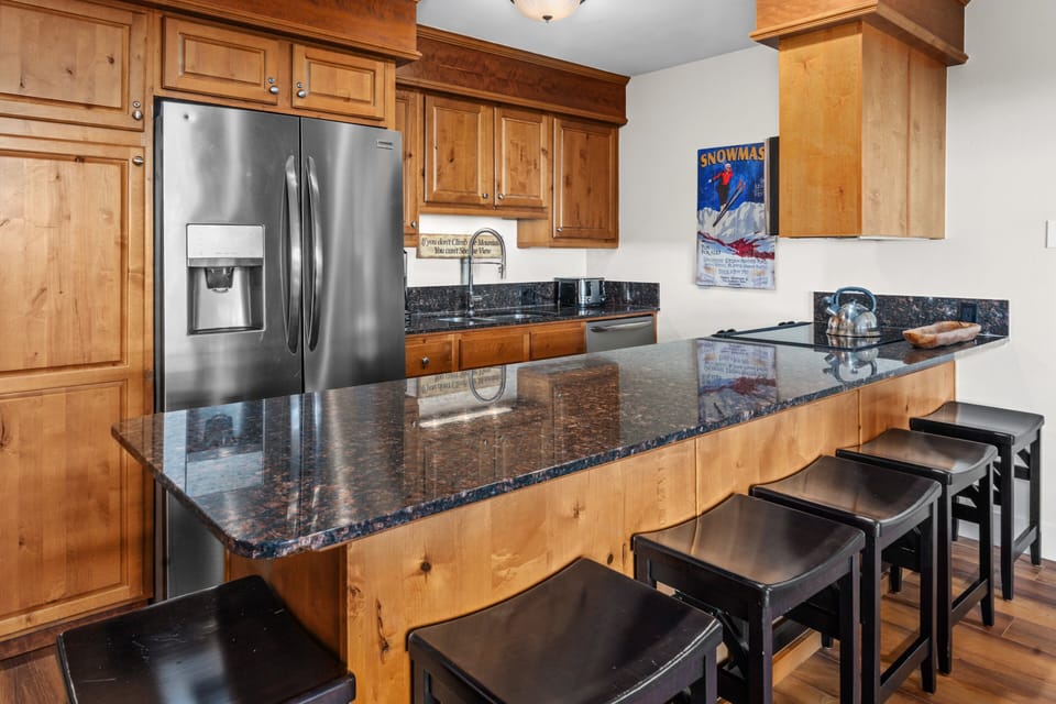 Kitchen Bar seating for 6 people