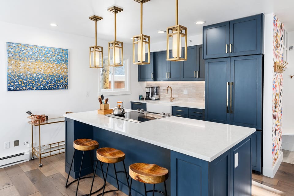 Kitchen Bar seating for 3 people