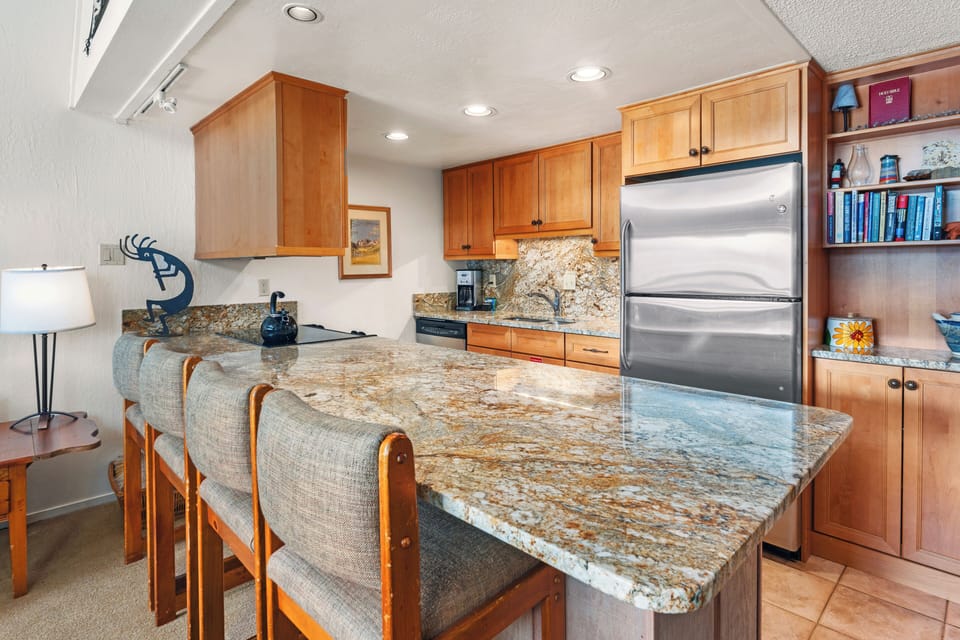 Kitchen Bar seating for 4 people