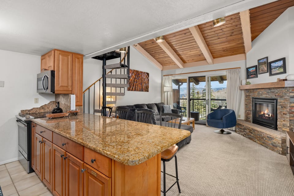 Kitchen Bar seating for 4 people