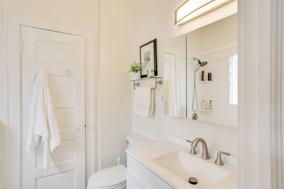 Full Bathroom | 1st Floor | Towels Provided