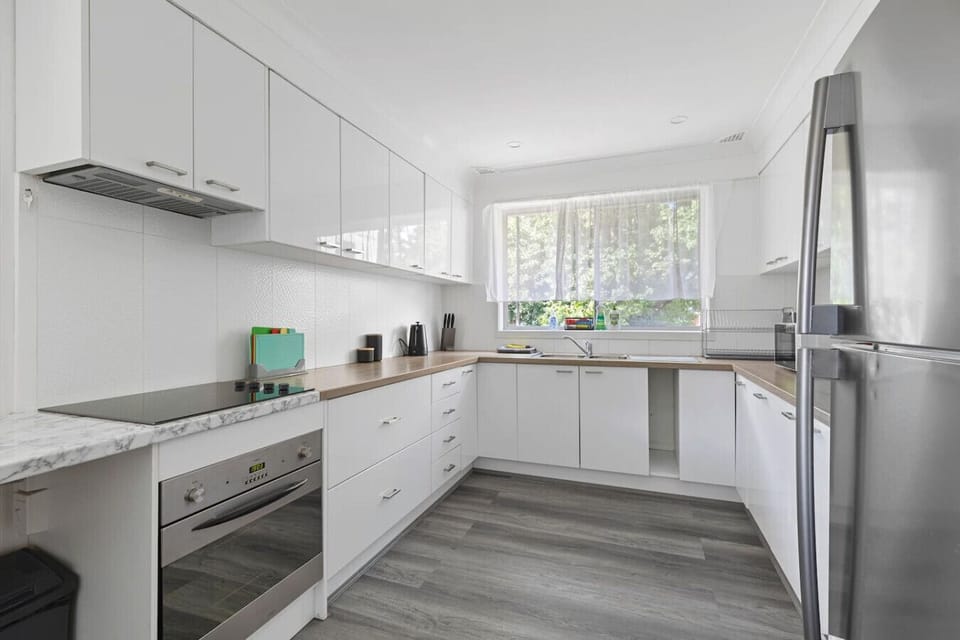 Fully equipped kitchen with all essentials. By Superhostly
