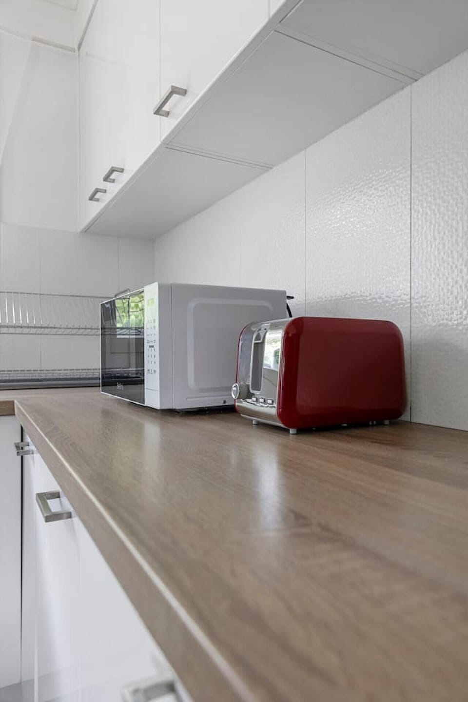 Clean countertops with kettle and toaster. By Superhostly