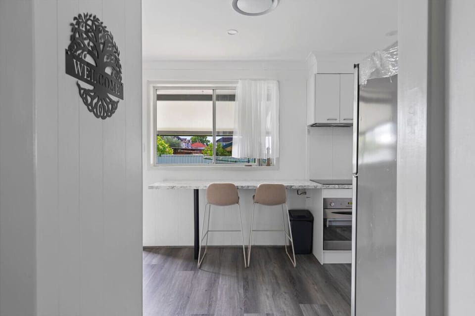 Compact dining corner – ideal for work or casual meals. By Superhostly