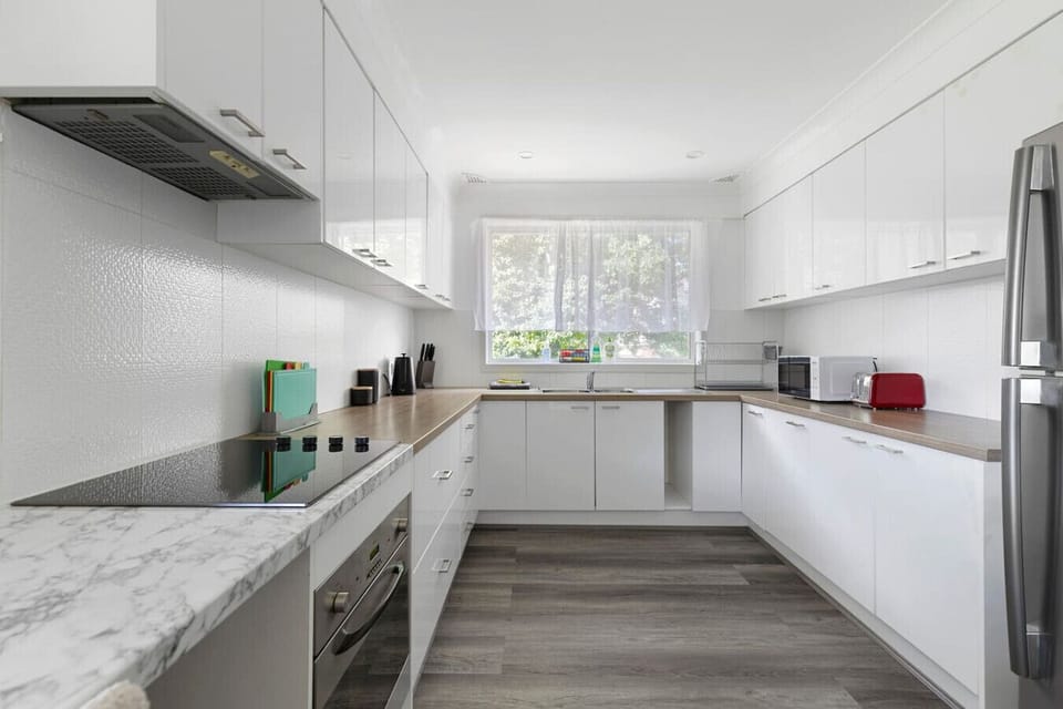 Fully equipped kitchen with all essentials. By Superhostly