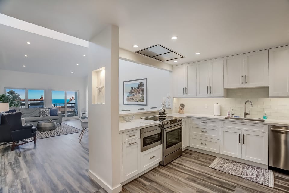 Exceptionally remodeled penthouse unit with open concept floorplan
