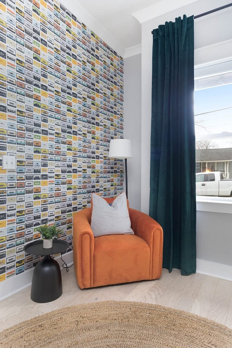 Cozy little chair to unwind and relax (125 Lucile)