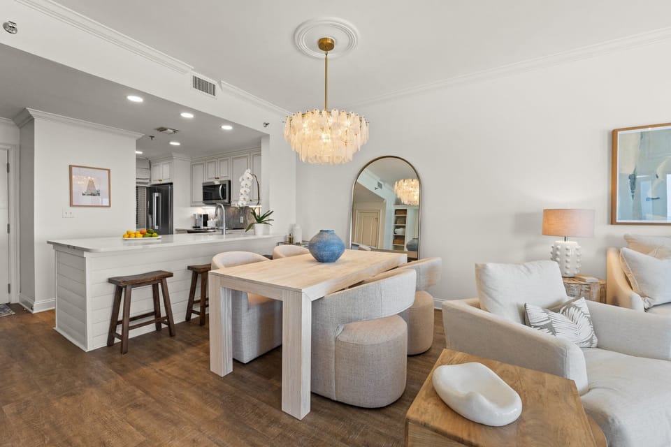 The dining area with 4 seats and 3 additional spots at the kitchen counter offers plenty of space for meals and gatherings! 🍽️✨
