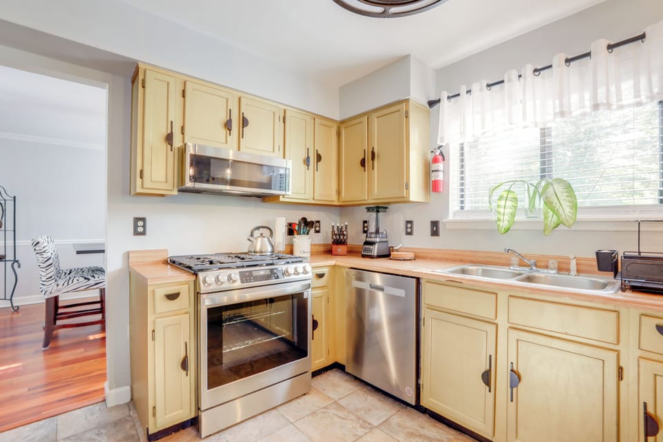 Kitchen | 1st Floor | Dishwasher | Dual Drip/Single-Serve Coffee Maker