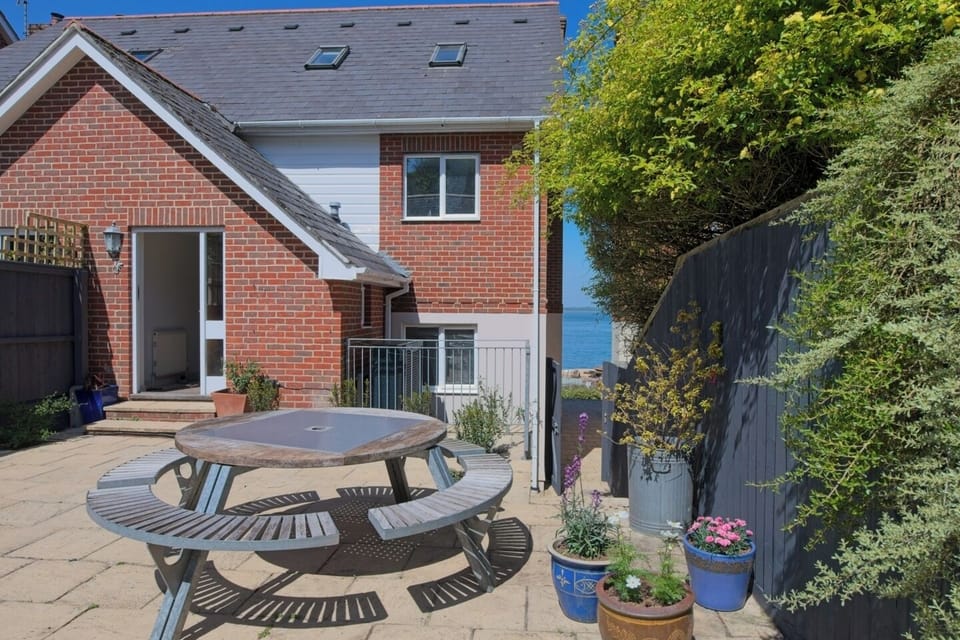 Superb designer table (Extremis Gargantua) for al-fresco dining at any time