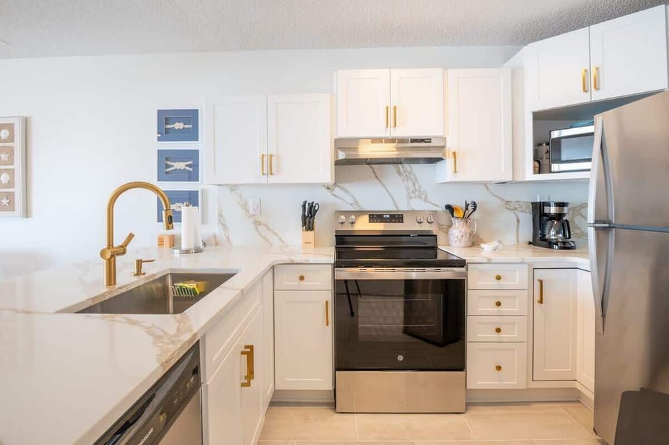 Gorgeous all New Kitchen with Quartz Countertops