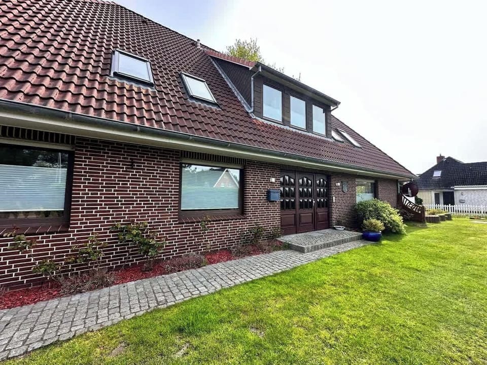 Haupteingangstür. Vorderansicht des Hauses mit Blick in den Garten.