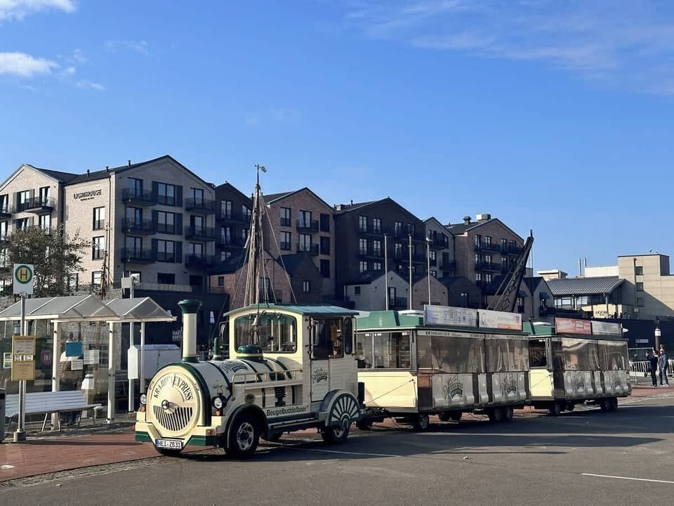Erkunde Büsum mit der Bahn. 