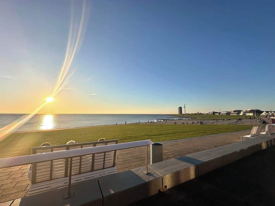 Blick auf das Meer von der Promenade aus.