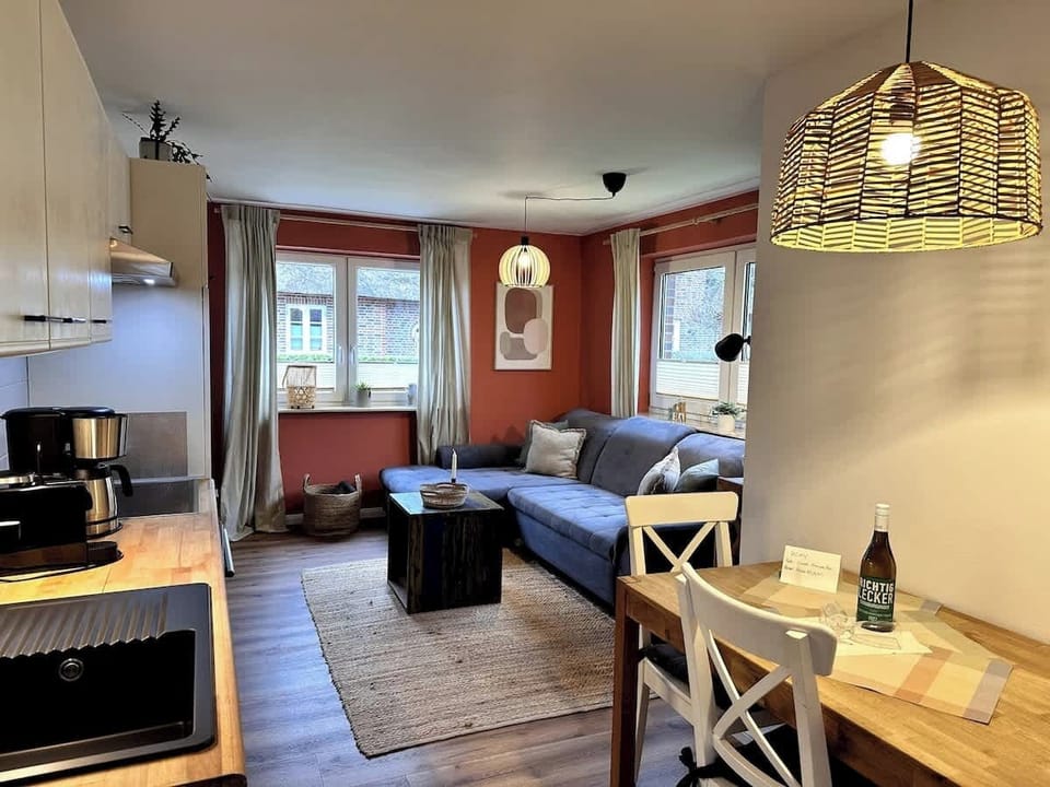 Blick in den Wohnbereich mit Esstisch und Sofaecke
