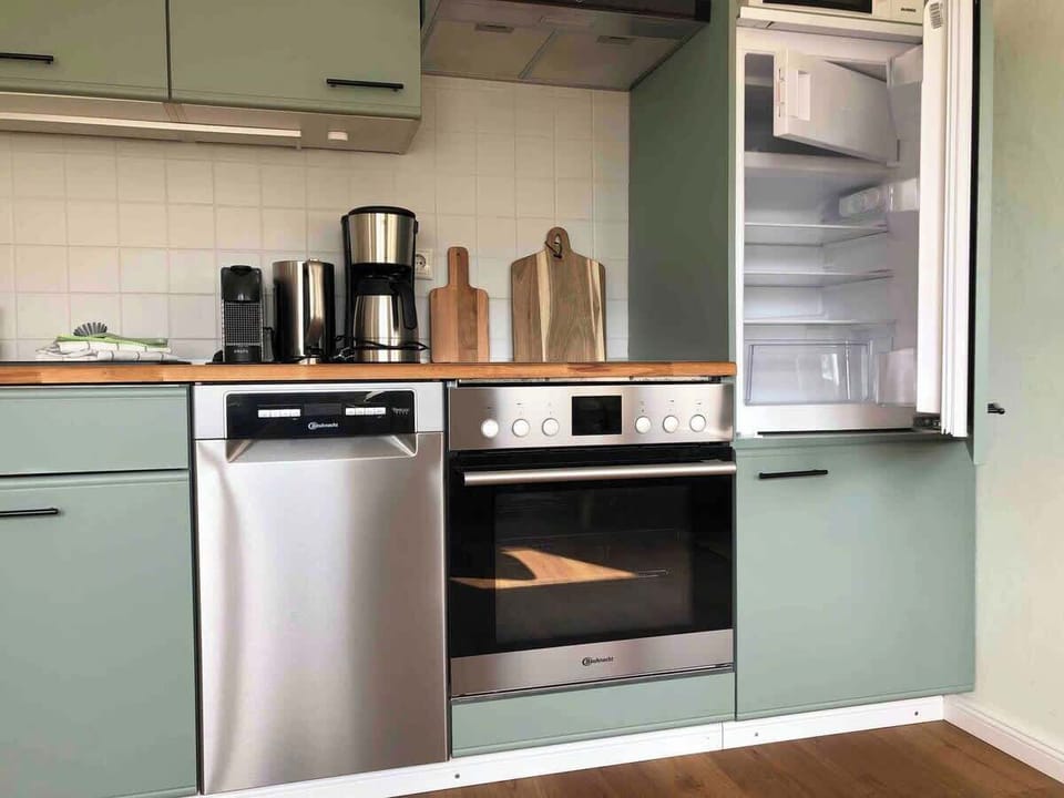 Neue E Geräte. Nespressomaschine, Kaffeemaschine, Geschirrspüler. Hier kann man nach einem Strandtag entspannt kochen. 