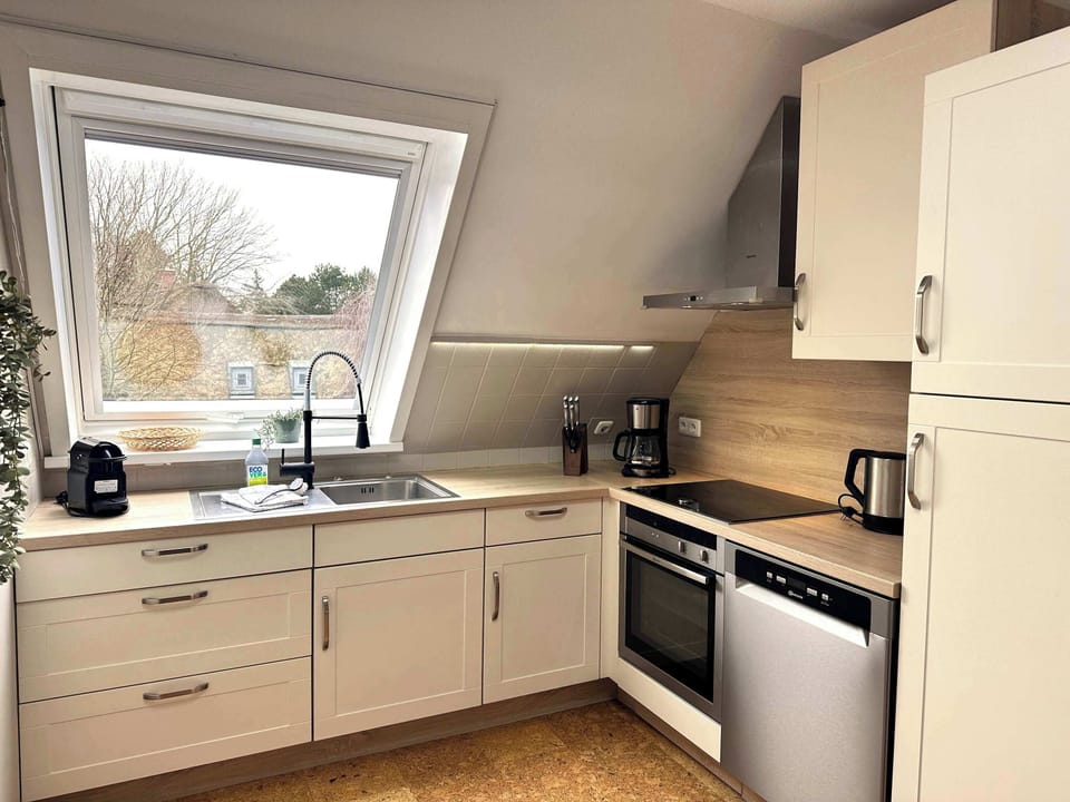 Toll ausgestattete Küche für Kochfans