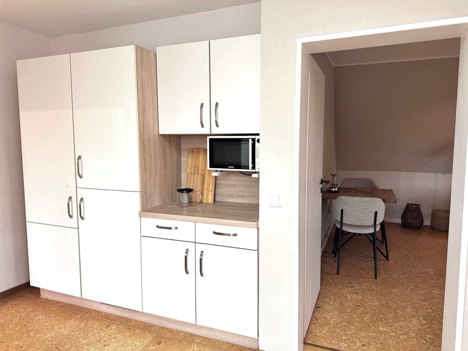 Küche mit viel Stauraum und Mikrowelle