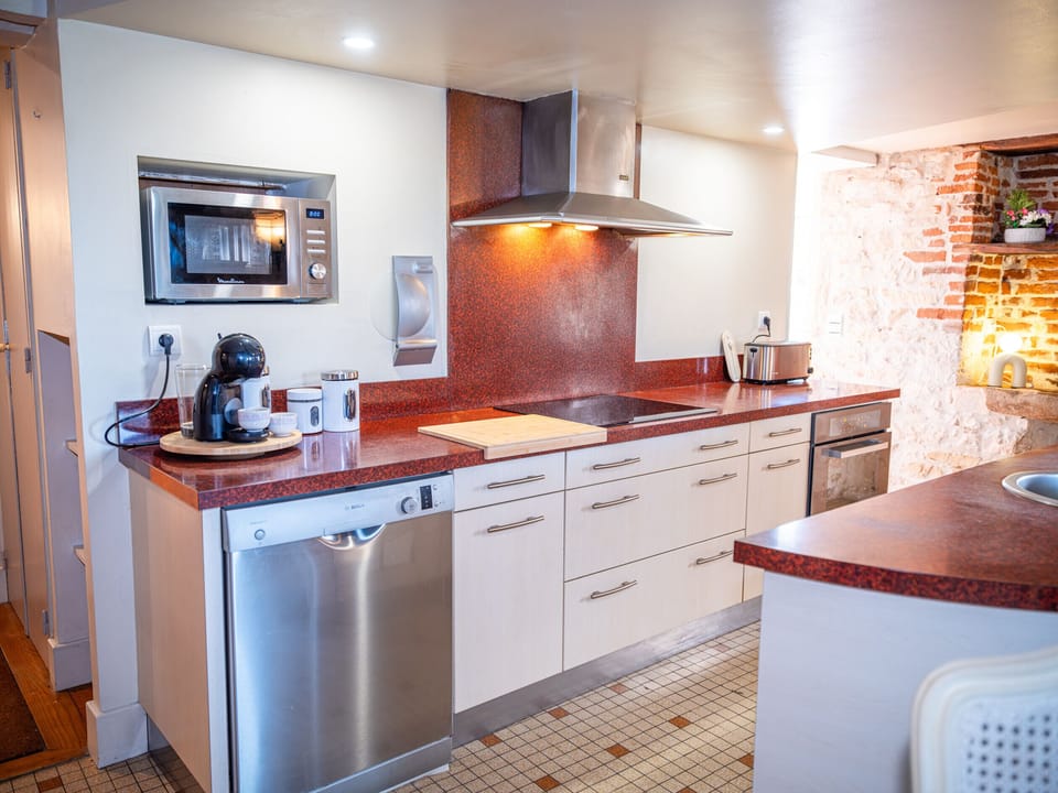 Fully equipped kitchen - Citrus press - Toaster - Dolce Gusto coffee maker - Electric kettle - High chair + child's set - Dishwasher.