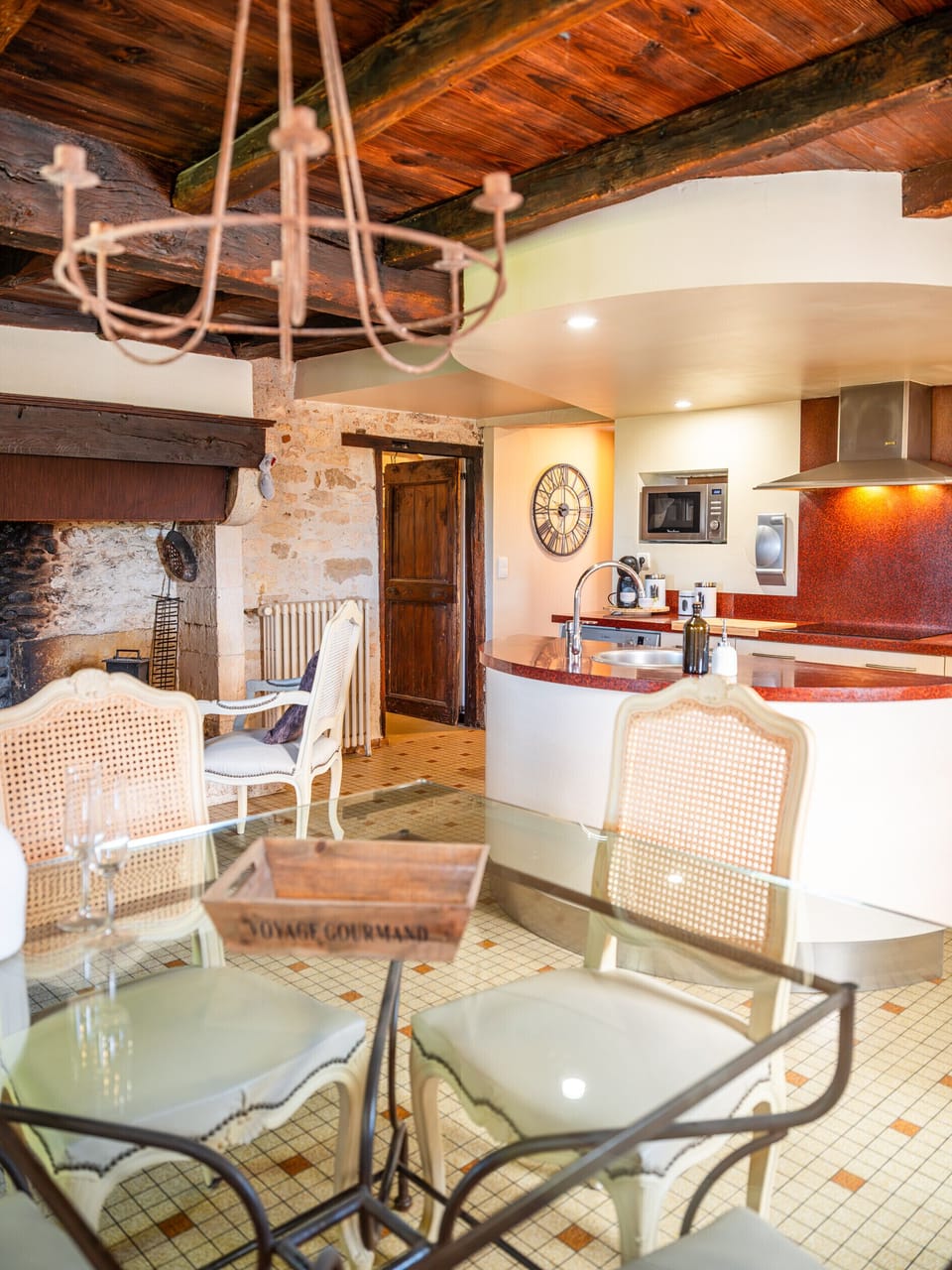 Fully equipped kitchen - Citrus press - Toaster - Dolce Gusto coffee maker - Electric kettle - High chair + child's set - Dishwasher.