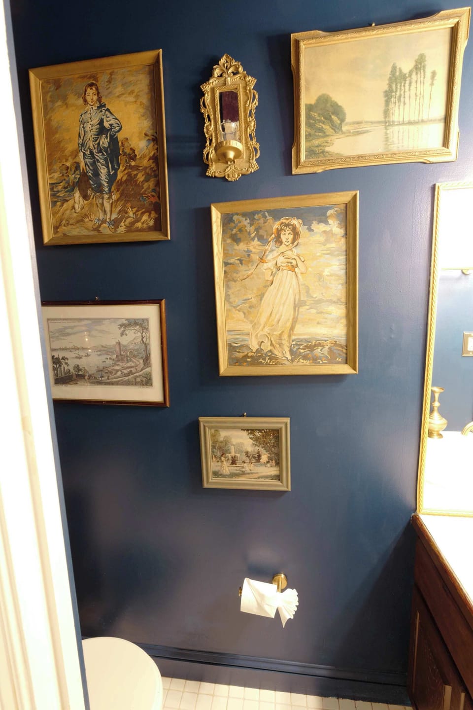 Super artistic bathroom! 