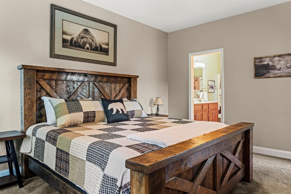 King-size comfort meets forest views in this peaceful retreat

