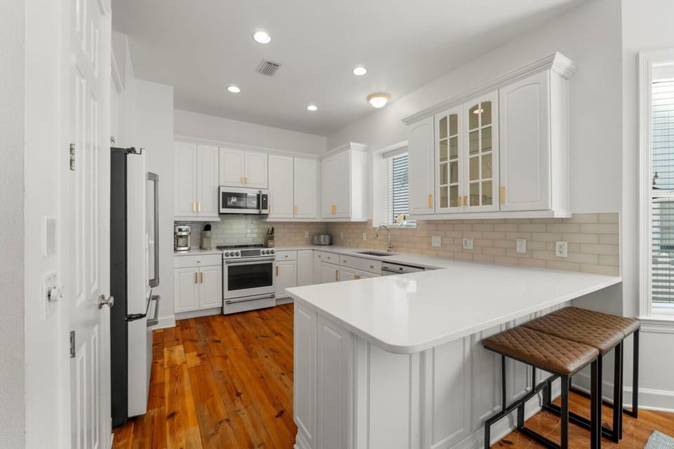 Kitchen with Breakfast Bar