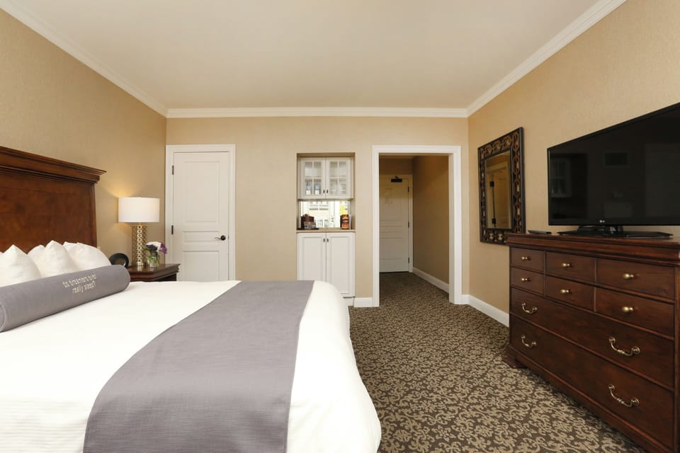 Executive King - Unit with comfortable bed