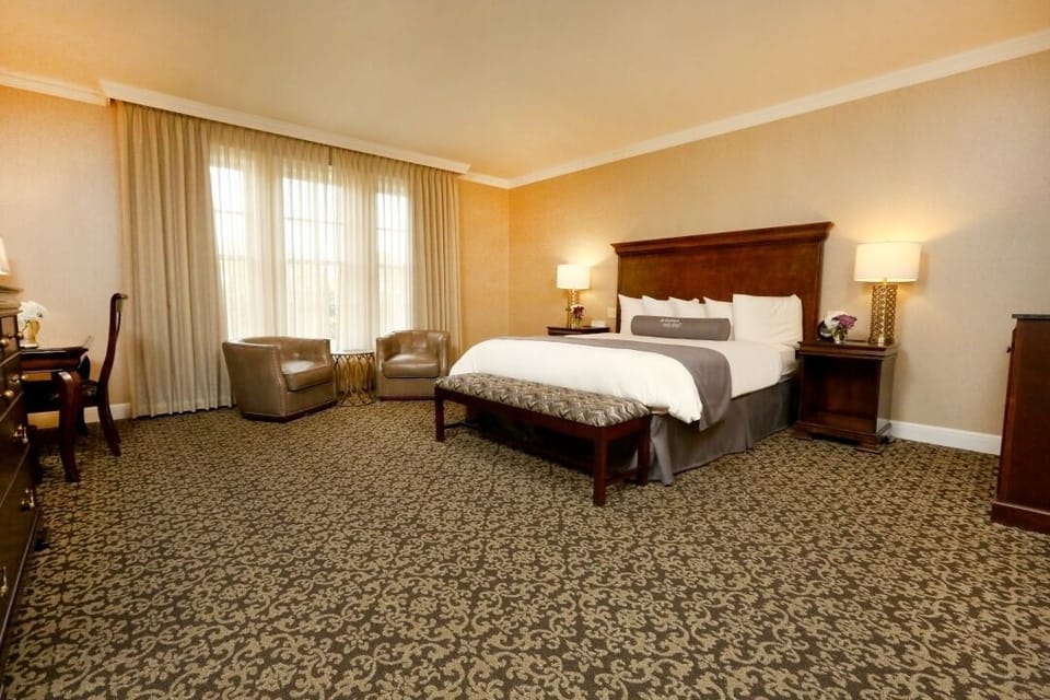 Luxury King - Unit with comfortable bed