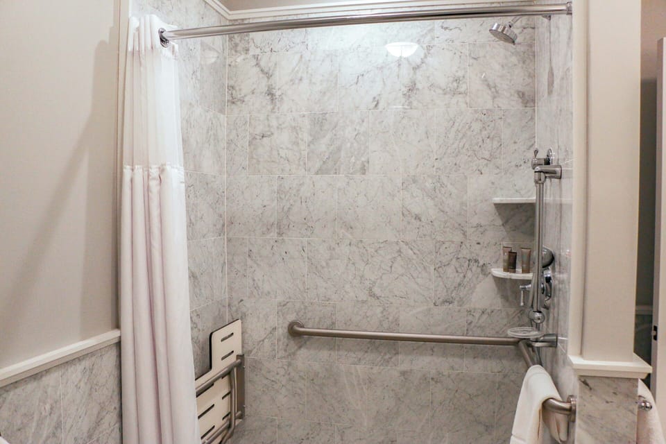 Luxury King - Bathroom
