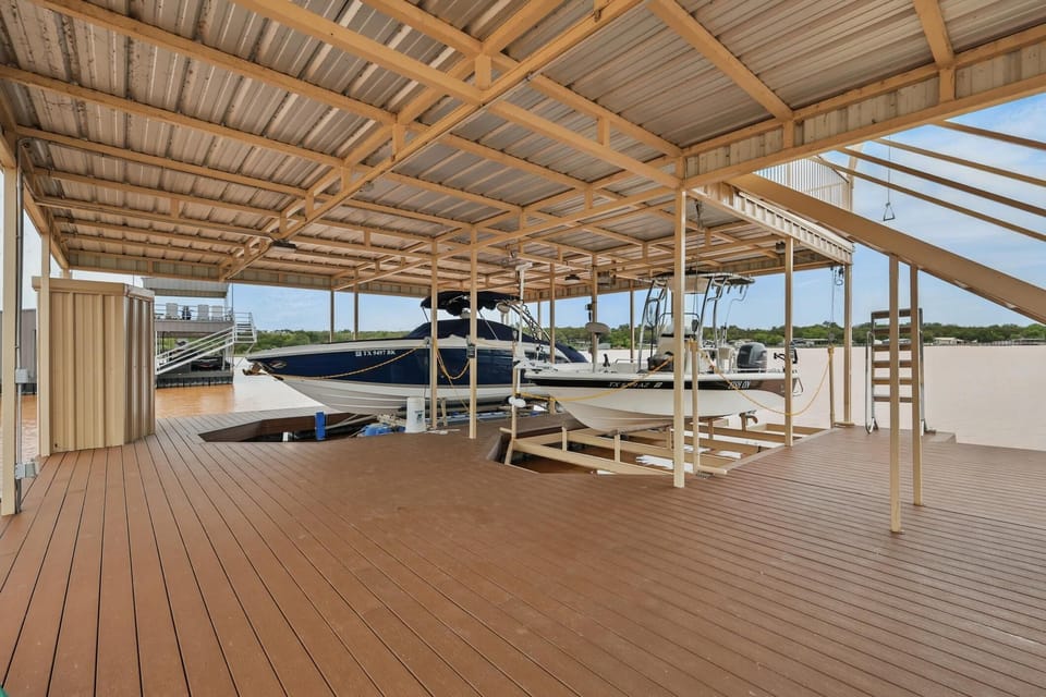 Dock Views- Can Tie up on the Side
