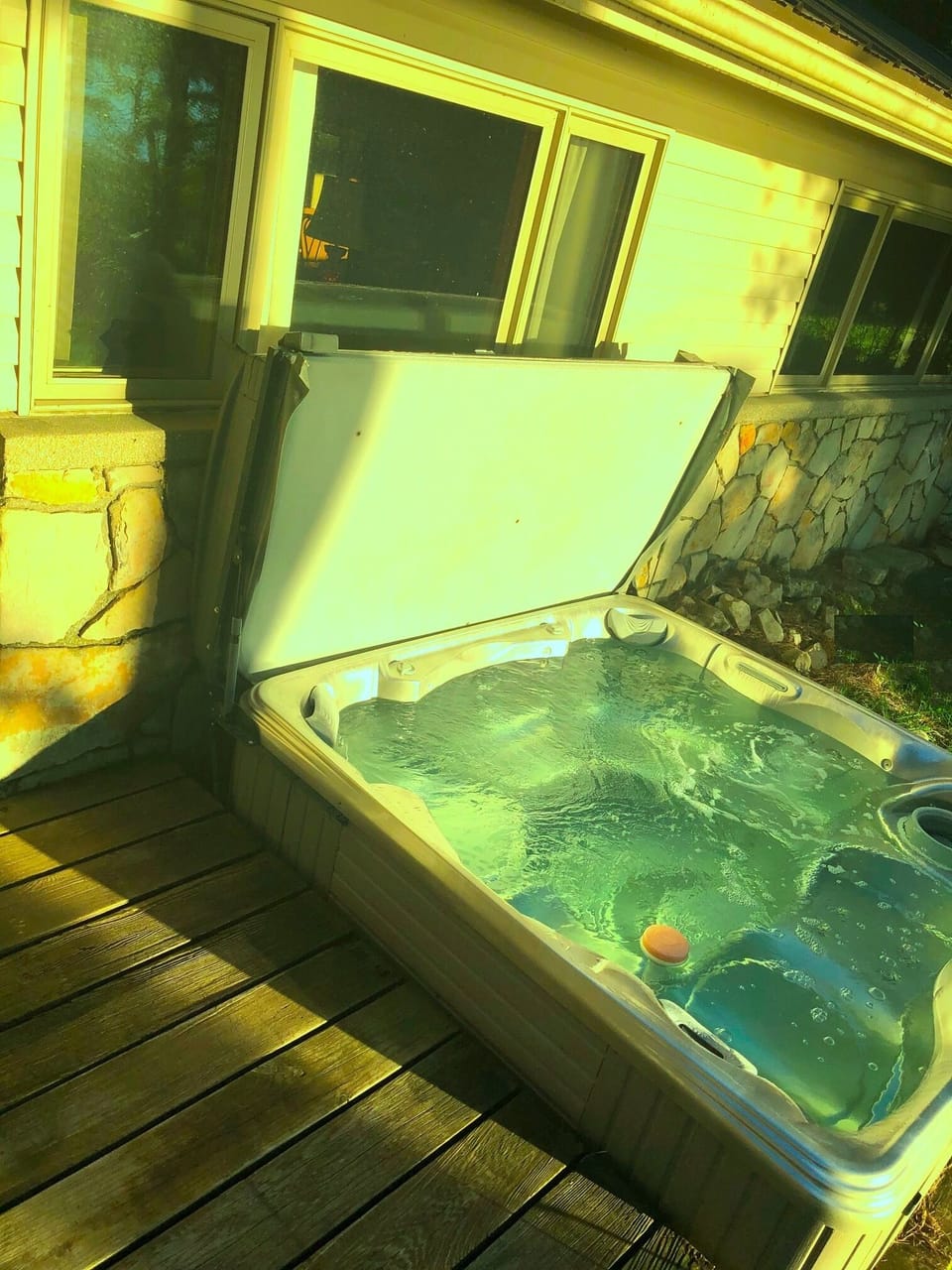 Outdoor spa tub