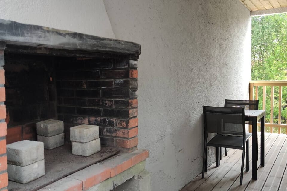 Tout le nécessaire pour faire un barbecue sera à votre disposition, ainsi que charbon de bois et allume feu, pour des grillades en n'importe quelle saison !