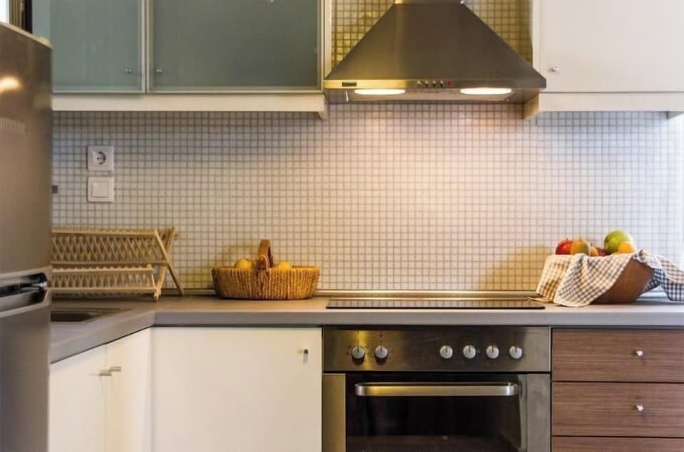 Modern Kitchen – Fully Equipped with Oven and Cooktop

