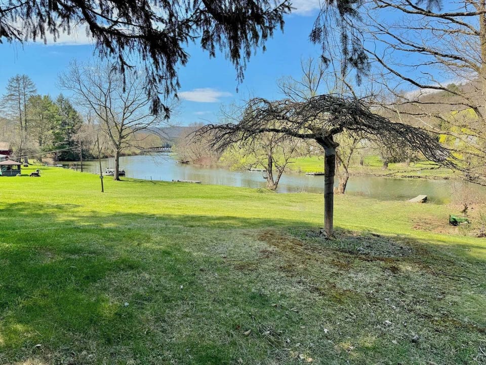 Take in sweeping lake views from this quiet spot—an ideal place for reflection, journaling, or simply soaking up nature’s beauty.