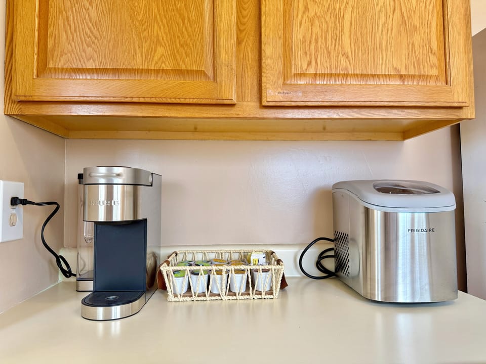 Equipped with a coffee maker and oven—mornings and meals made easy.