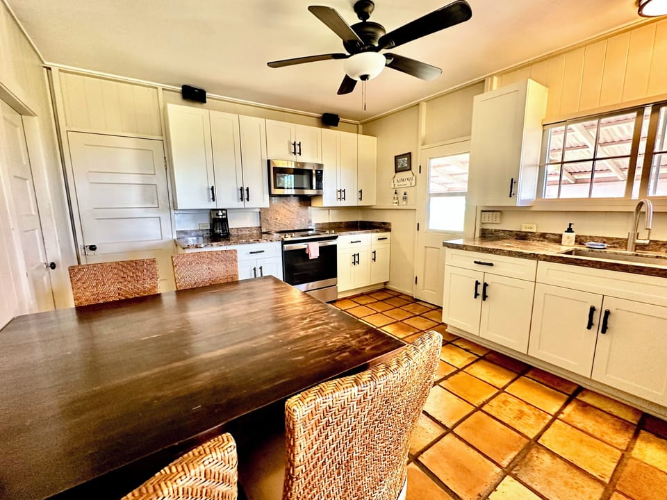 Beautiful dining area and kitchen!