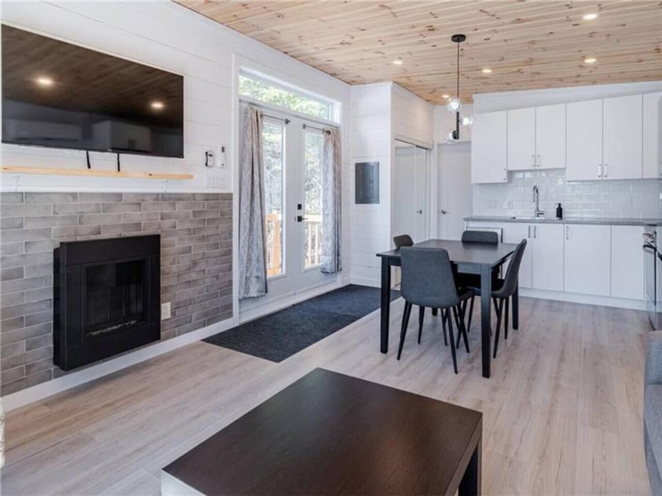 Living room (with gas fireplace) and kitchen (1)