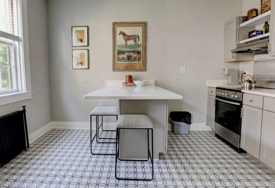 Eat-in kitchen