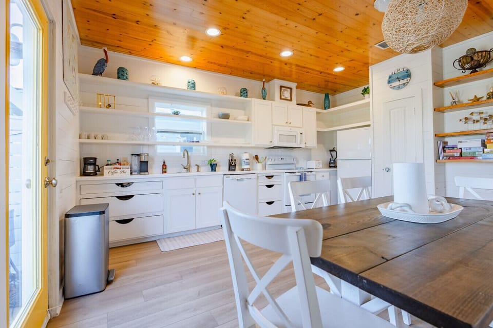 Big fully stocked kitchen and dining