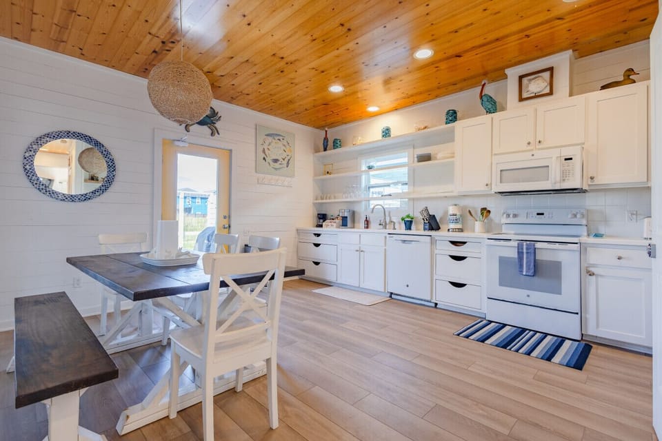 Big fully stocked kitchen