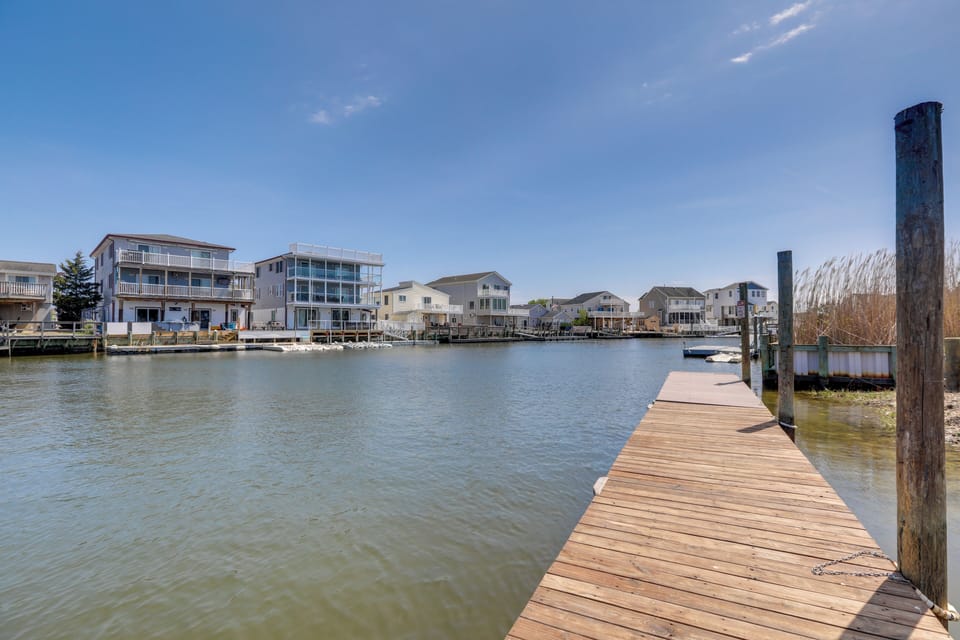 Dock | 2 Kayaks & Paddleboard Provided