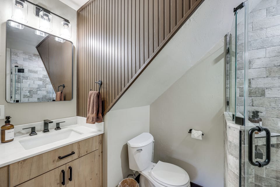 Full Bathroom | Lower Level | Towels Provided