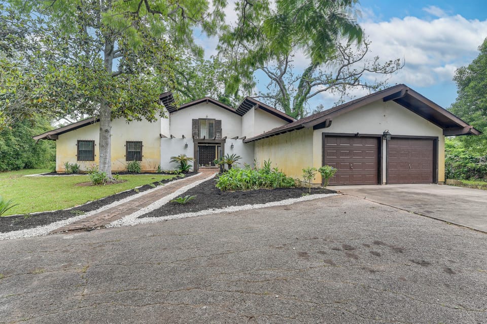 Angleton Vacation Rental | 4BR | 3.5BA | 1 Step to Enter | 3,076 Sq Ft